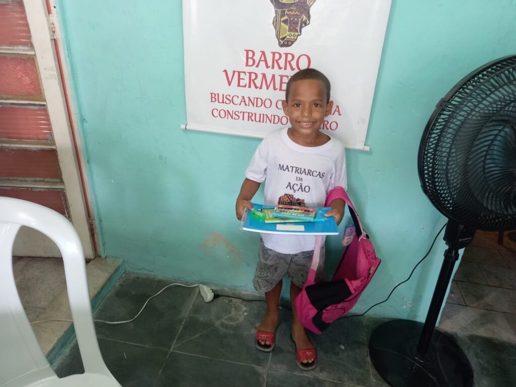 Fundação Telefônica Vivo Doção de Mochilas e Livros Ong Matriarcas em Ação