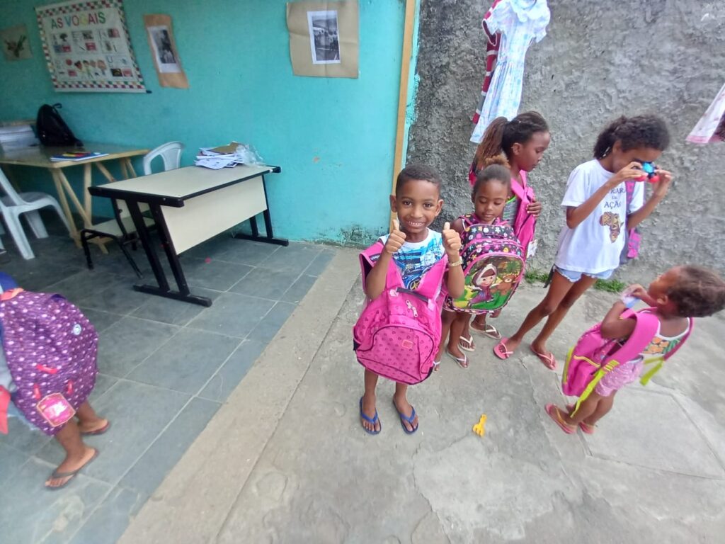 Fundação Telefônica Vivo Doção de Mochilas e Livros Ong Matriarcas em Ação1